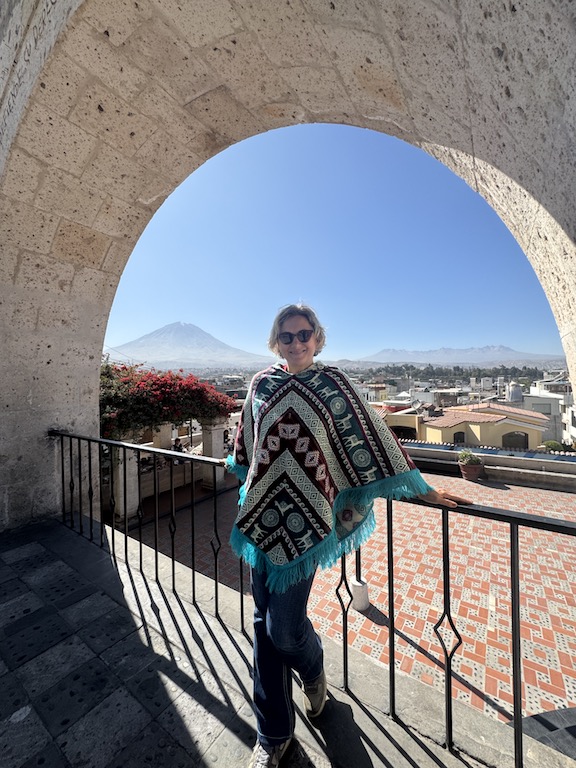 Arequipa - Arcos de Yanahuara - Solda Misti, sağda Pichu Pichu volkanları görülüyor