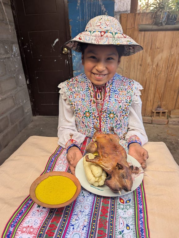 Bir yerli kız ve Peru mutfağının önemli lezzetlerinden biri olan cuy (guinea pig)