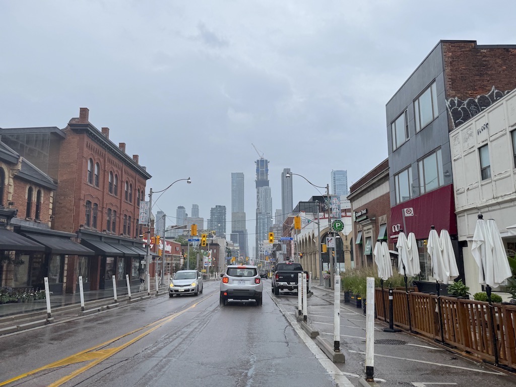 Toronto’nun en uzun caddesi Yonge Street tam 1.896 km uzunluğunda