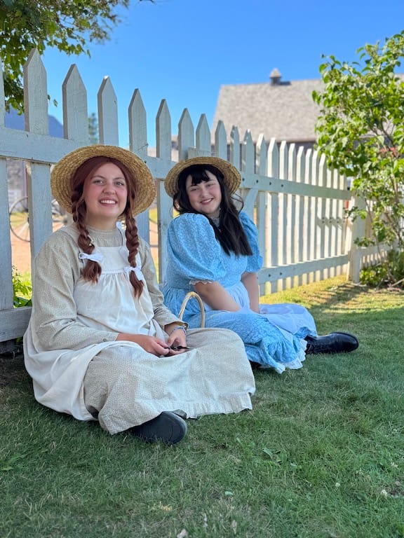 Green Gables önünde gençler