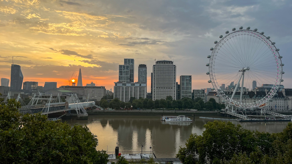 The Royal Horseguards Hotel & One Whitehall Place penceresinden gün doğumunda Londra manzarası