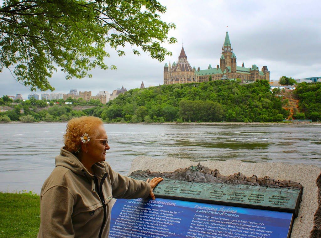 Annem Ottawa Nehri'nden Parliament Hill'e bakarken