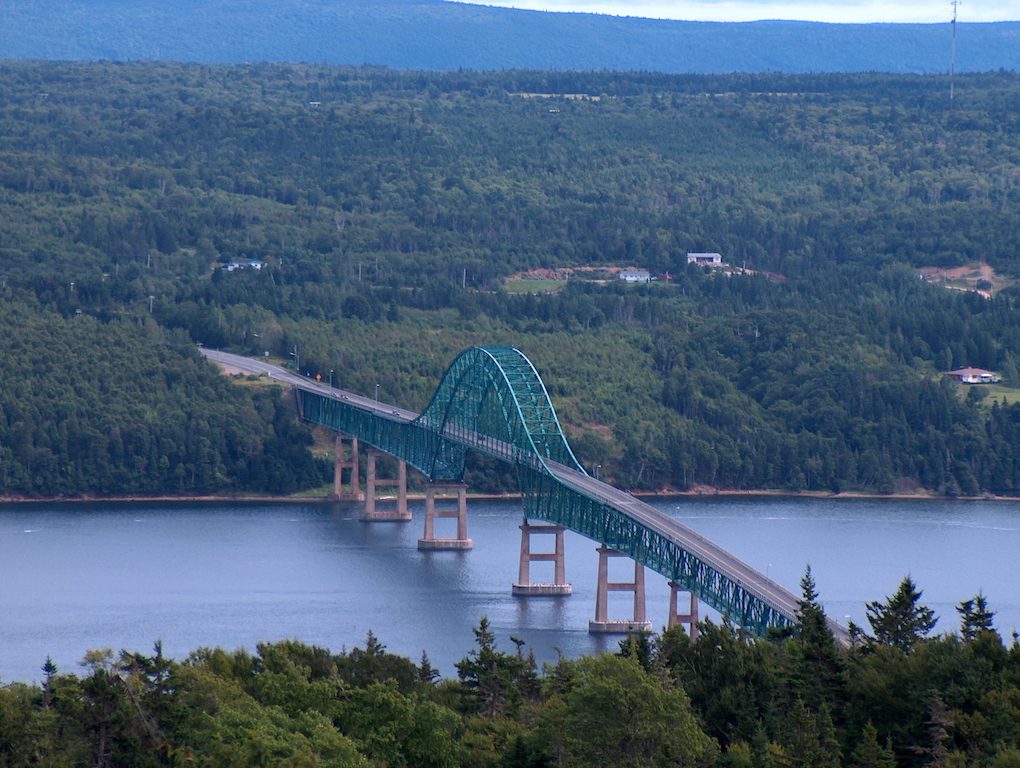 Seal Adası Köprüsü, Boularderie Adası'nı Cape Breton Adası'ndaki New Harris'e bağlıyor