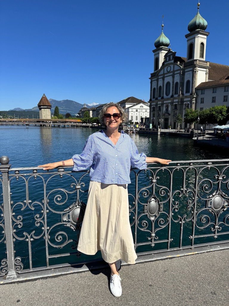 Luzern - Solda Ahşap Chapelle Köprüsü, sağda Cizvit Kilisesi