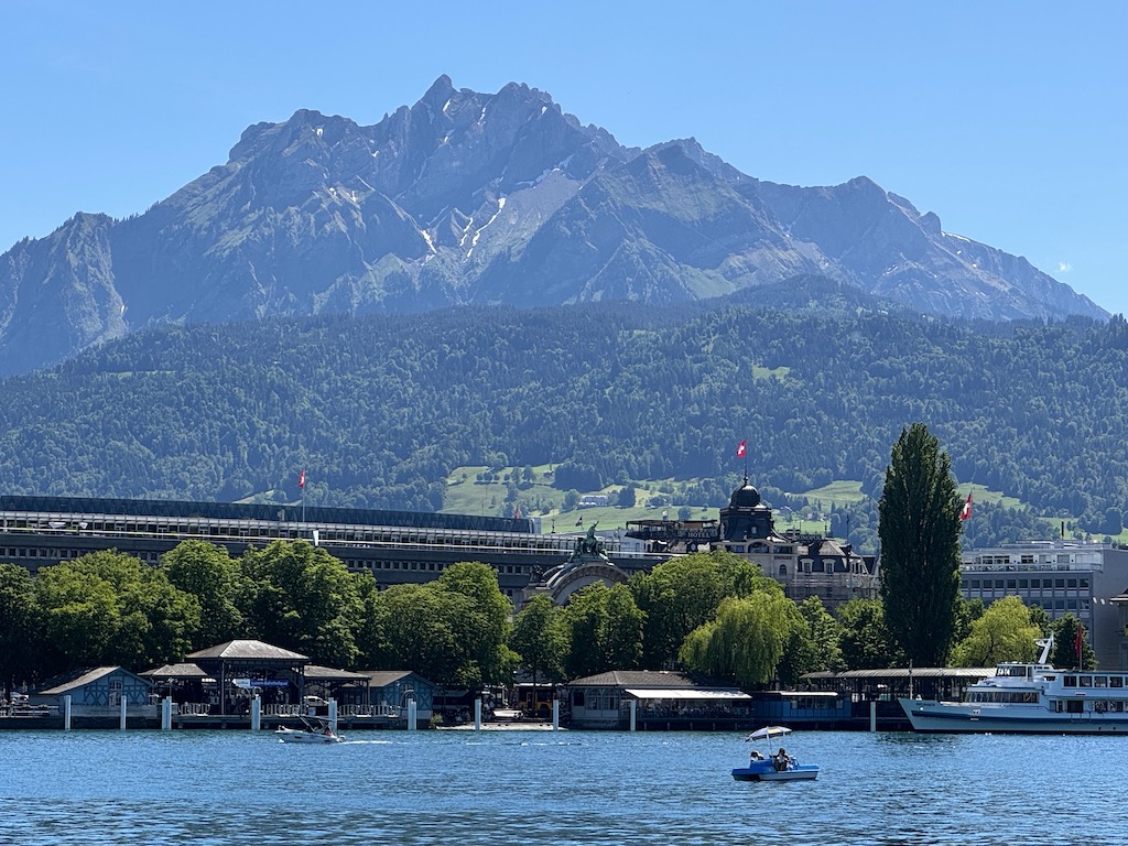 Luzern Gölü'nden Pilatus Dağı manzarası