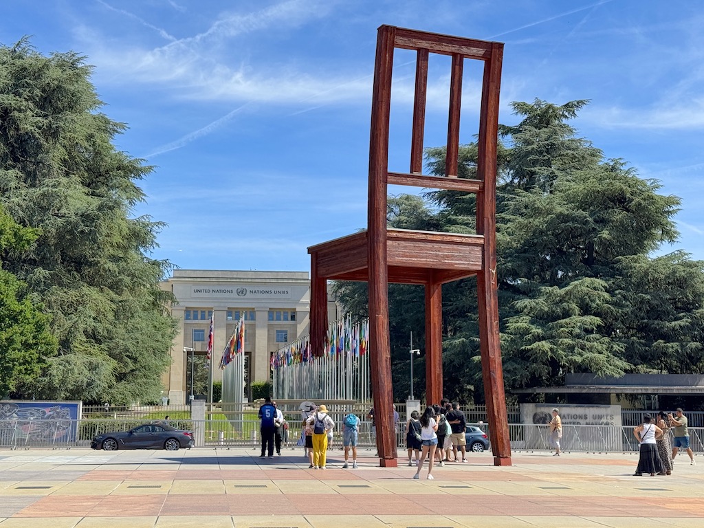 Place des Nations - BM Ofisi (Palais des Nations) ve Kırık Sandalye (Broken Chair) anıtı