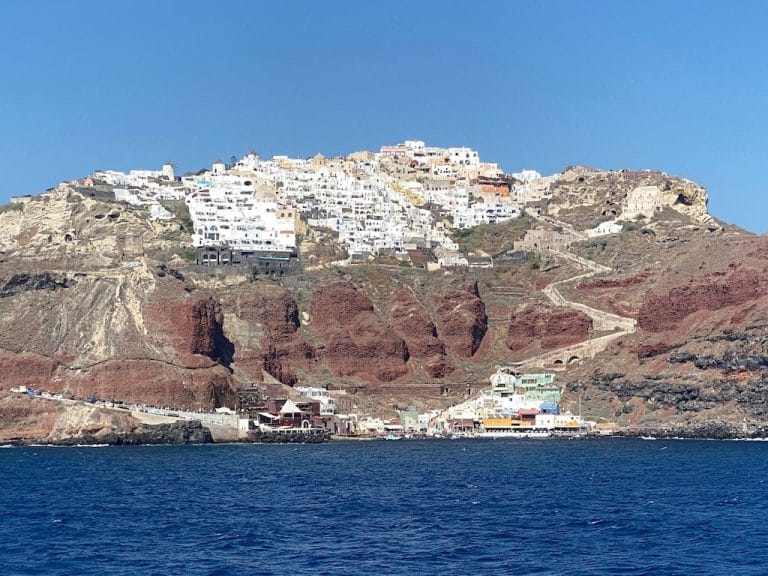 Skala Firon Limanı ve tepede Fira