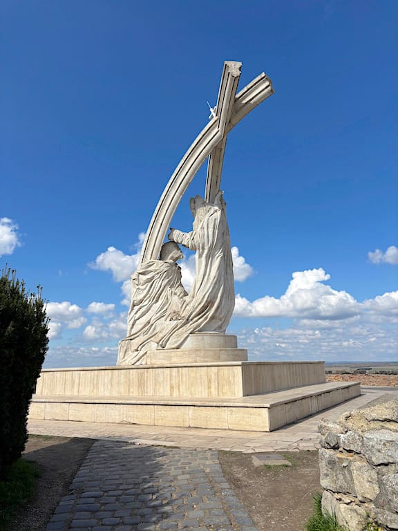 Kral Aziz Stephen'ın Taç Giyme Töreni Heykeli; Estergon Bazilikası'nın hemen yanında, kilisenin arka girişinden kısa bir yürüyüş mesafesinde yer alıyor. Buradan nefis bir Tuna Nehri manzarası izliyorsunuz.