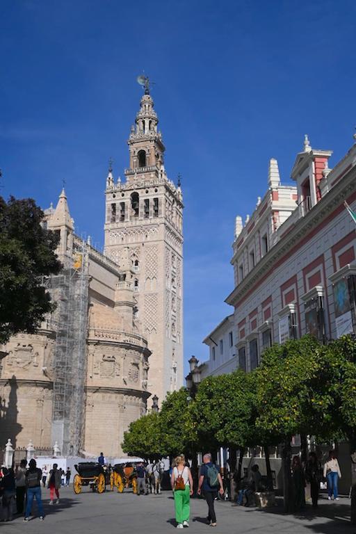 Solda Sevilla Katedrali ve sağda Batı Hint Adaları Genel Arşivi