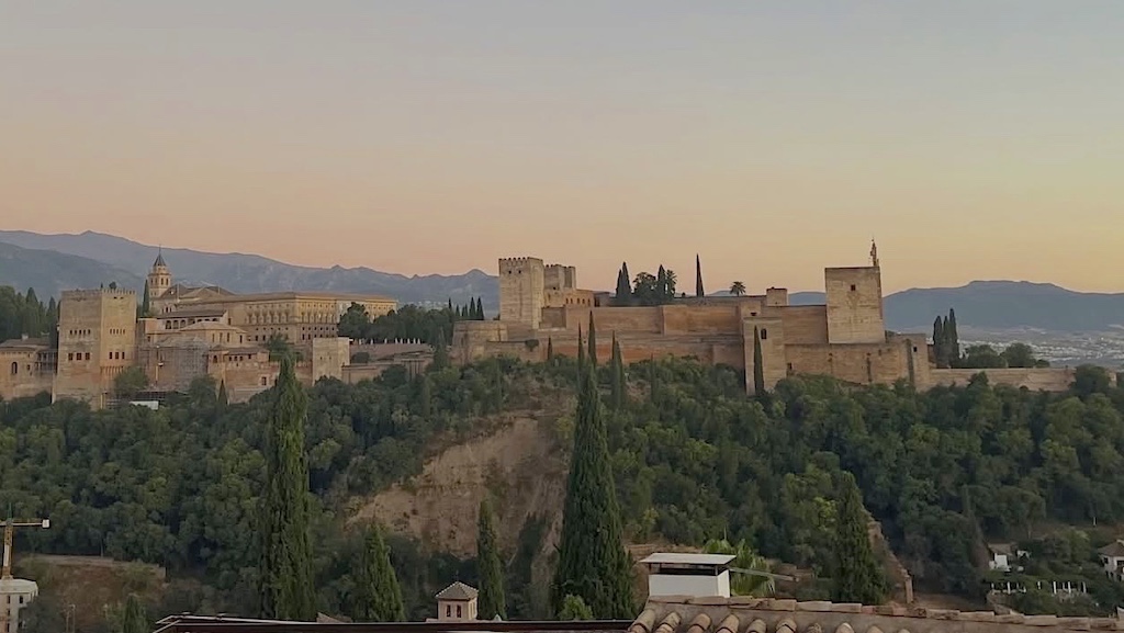 Albaicín semtindeki Mirador de San Nicolás'tan (San Nicolás Seyir Terası) El Hamra Sarayı (Alhambra)