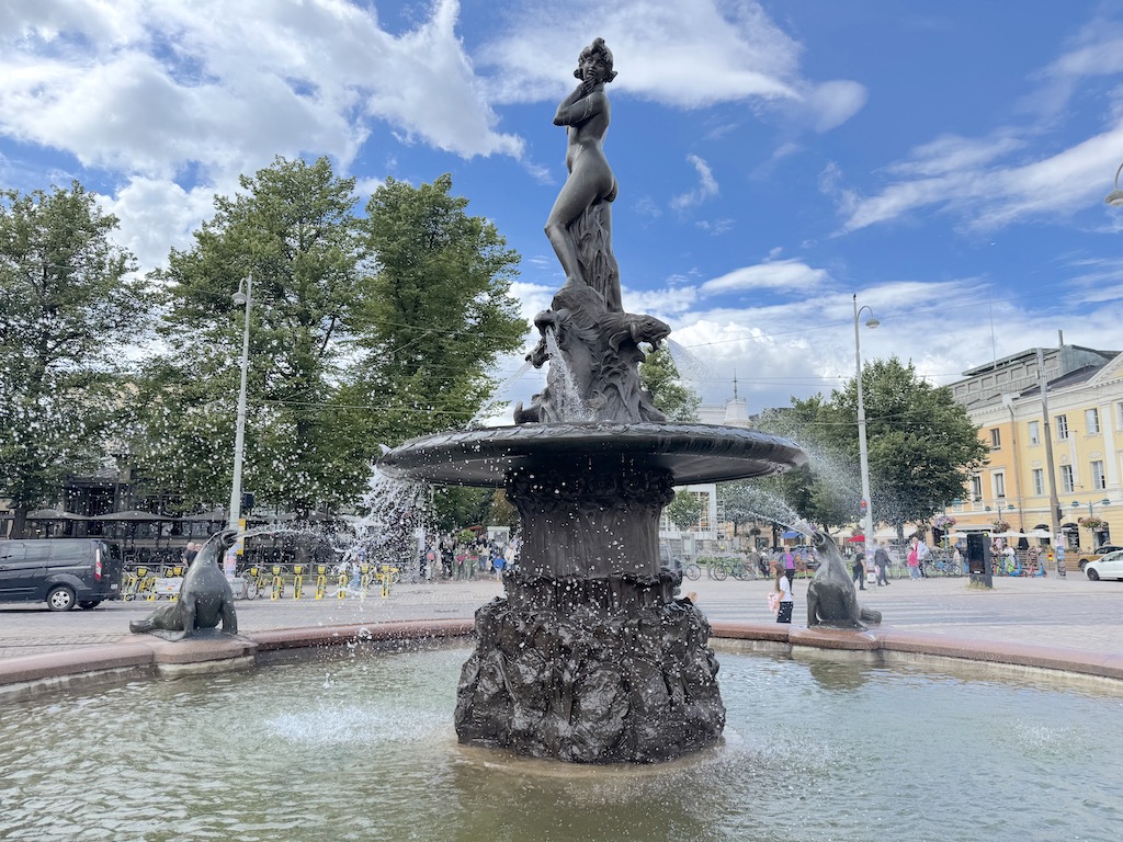 Havis Amanda, Paris'te Fin heykeltıraş Ville Vallgren tarafından tasarlanan ve 1908 yılında yerleştirilen bronz çeşme ve deniz kızı heykeli. Denizden doğan Helsinki'nin yeniden doğuşunu simgeleyen yapı, özellikle her yıl Vappu (1 Mayıs) kutlamalarında öğrencilerin toplanıp heykele mezuniyet kepi giydirdiği renkli geleneklere sahne oluyor.
