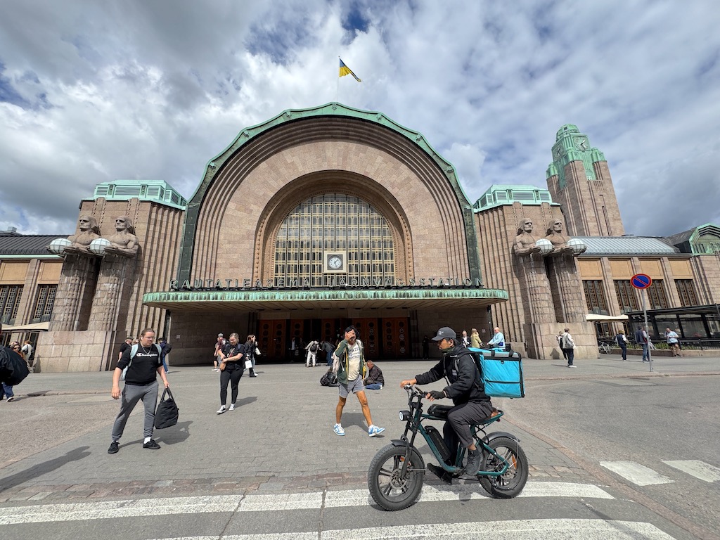 Helsingin Päärautatieasema, dünyaca ünlü Fin mimar Eliel Saarinen tarafından tasarlanan ve Art Nouveau (Jugendstil) üslubunun dünyadaki en büyüleyici örneklerinden kabul edilen tarihi tren garı. Giriş kapısının her iki yanında ellerinde küre fenerler tutan devasa taş heykeller ("Lyhdynkantajat" / Fener Taşıyıcıları) garın simgesel imzasını oluşturuyor.