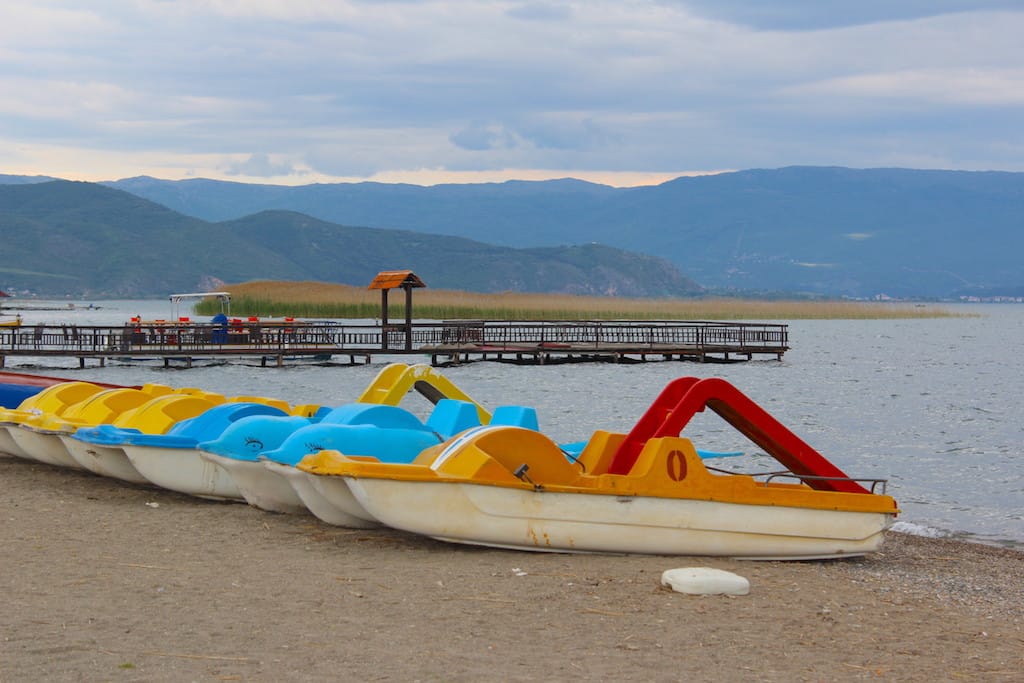 Ohri Gölü kenarında plajlar var