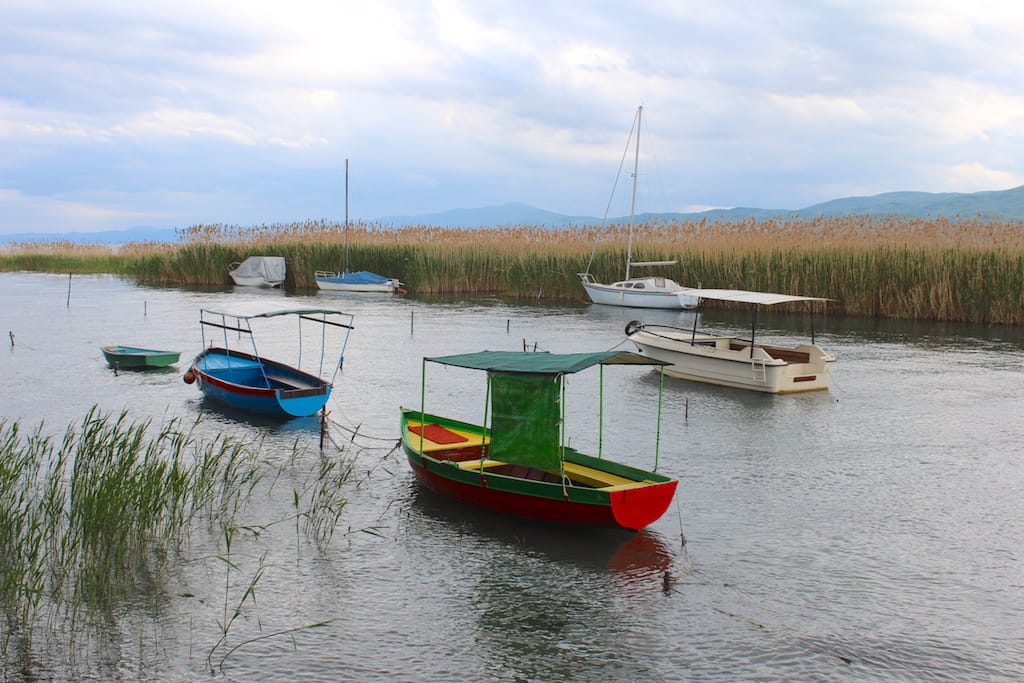 Ohri Gölü'nde gezintiye çıkmayı bekleyen tekneler