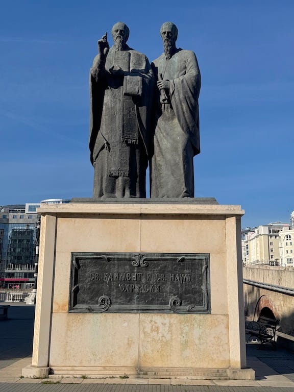 Ohri azizleri Clement ve Naum heykeli