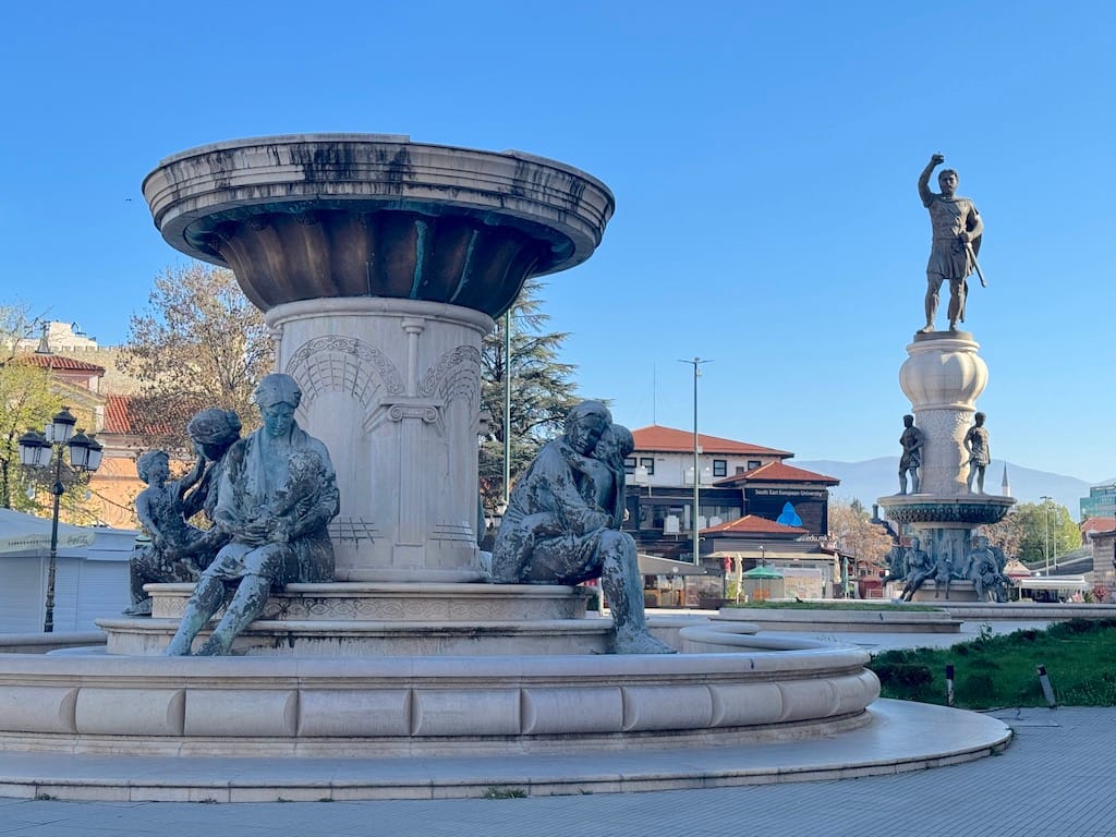 II. Philip heykeli, Büyük İskender'in annesinin hamilelik, doğum ve doğum sonrası heykelleri