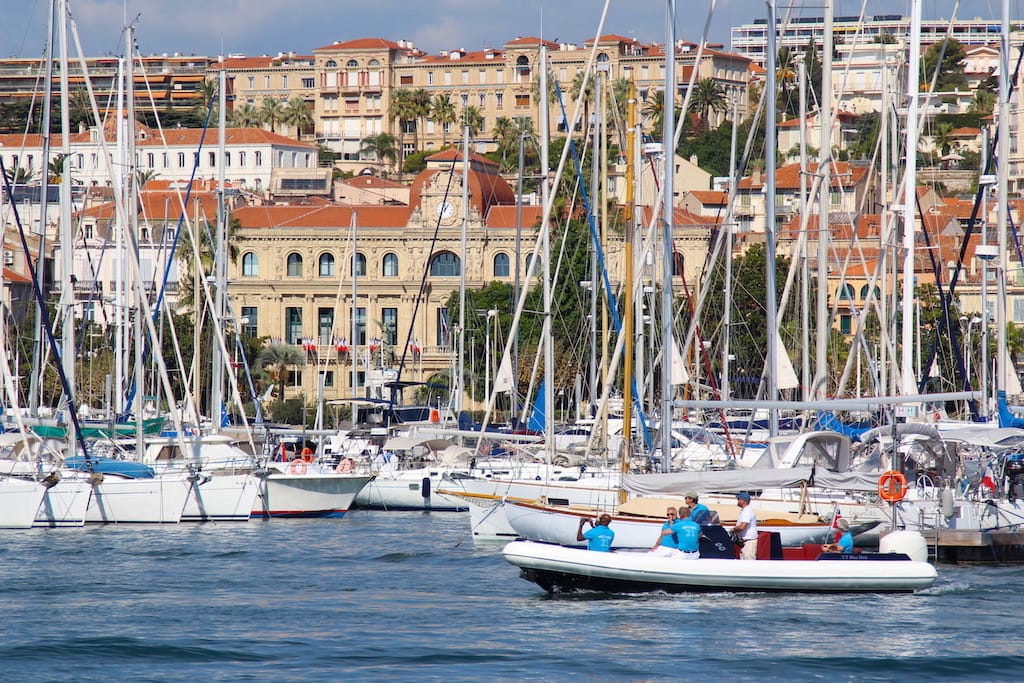 Quai Saint-Pierre; Cannes'da, eski şehrin (Le Suquet) eteğinde ve Eski Liman'ın (Vieux-Port) batı tarafında yer alan, tarihi ve hareketli bir iskele