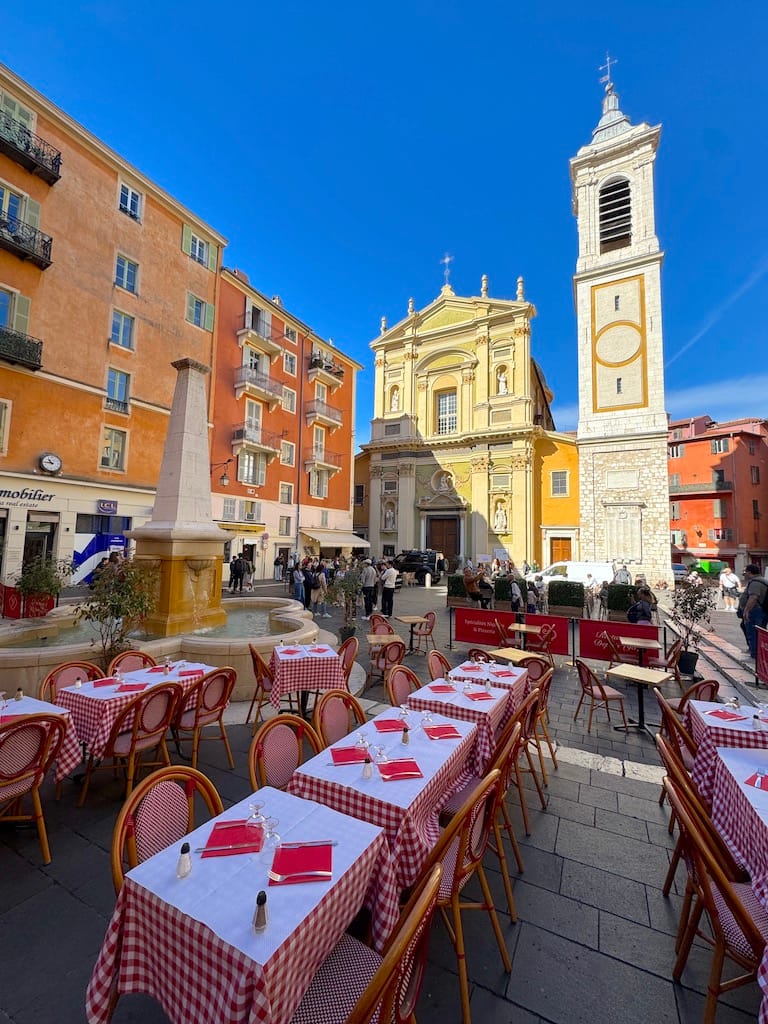 Place Rossetti - İtalyan Barok stilindeki Cathédrale Sainte-Réparate de Nice. Aynı meydandaki Fenocchio Maitre Glacier, Nice'in en iyi dondurmacısı.