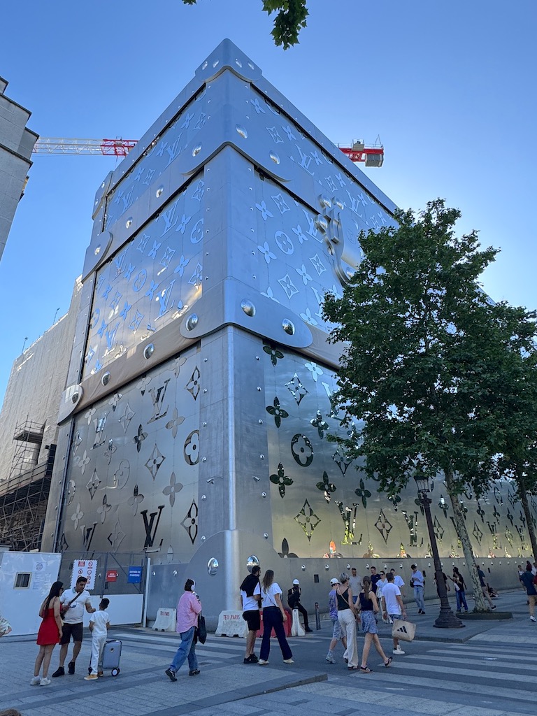 Champs-Élysées - Louis Vuitton'un bavul şekilndeki dekoru