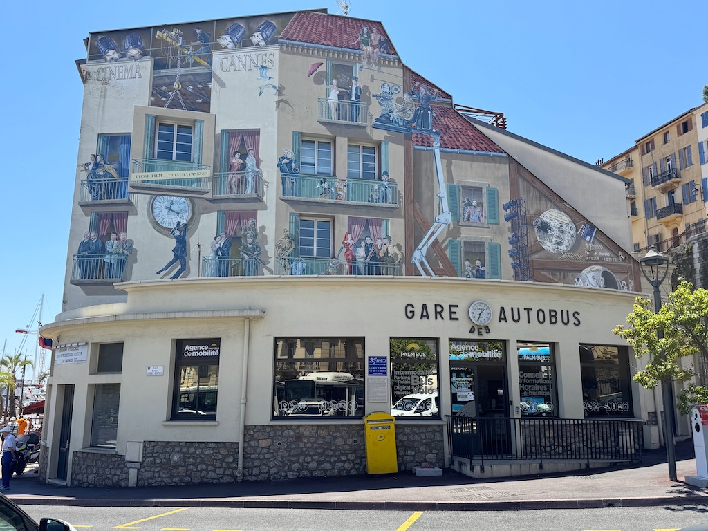 Cinéma Cannes (Cannes ve Sinema) duvar resmi, Eski Liman'ın yakınındaki otobüs terminalinin (Gare des Autobus) üzerinde yer alan bir illüzyonist (trompe-l'œil) çalışma. Sinema tarihinin ikonik sahnelerini ve karakterlerini bir film seti atmosferinde bir araya getiriyor.