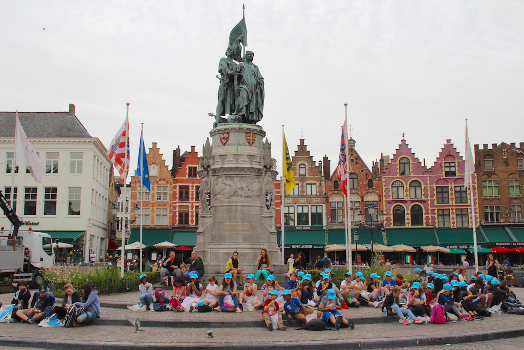 Grote Markt'ta Jan Breydel ve Pieter de Coninck Anıtı