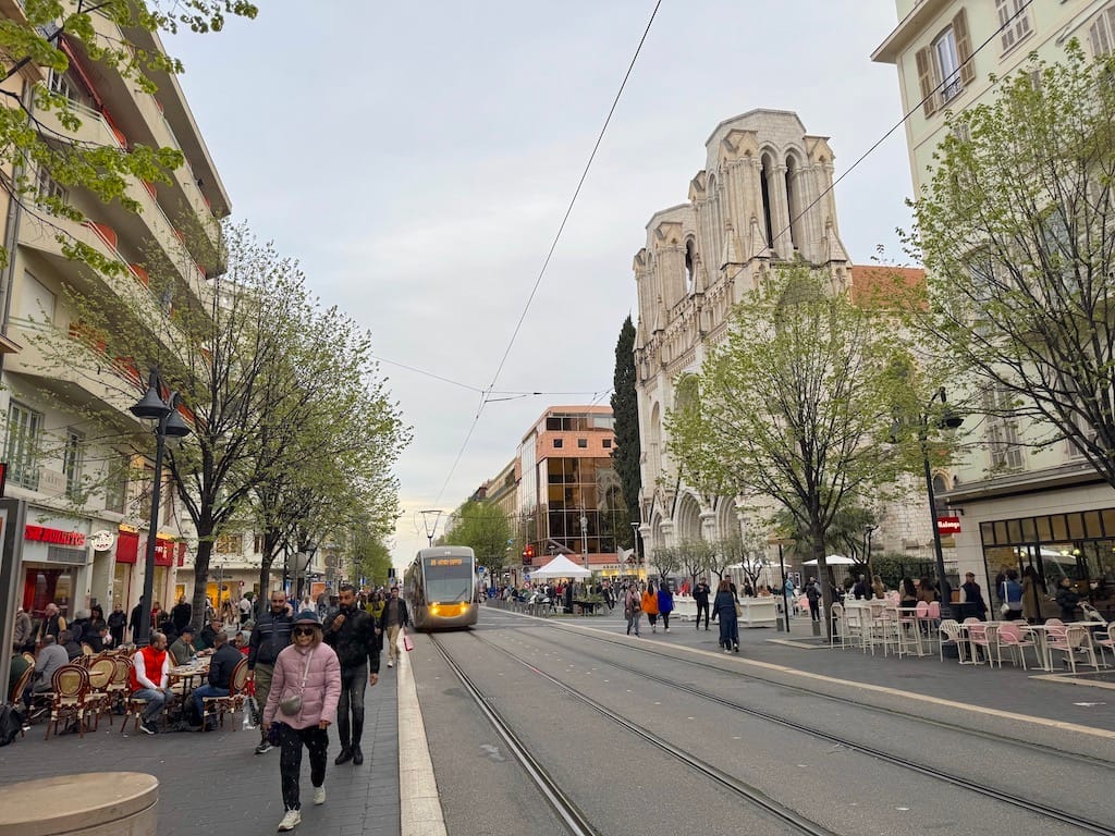 L'avenue Jean-Médecin sadece yaya ve tramvay trafiğine açık bir cadde