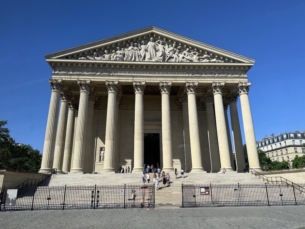 La Madeleine (Eglise de la Madeleine) - Klasik Yunan tapınaklarını andıran muhteşem Korint düzeni sütunlarıyla bilinen ünlü Roma Katolik kilisesi.