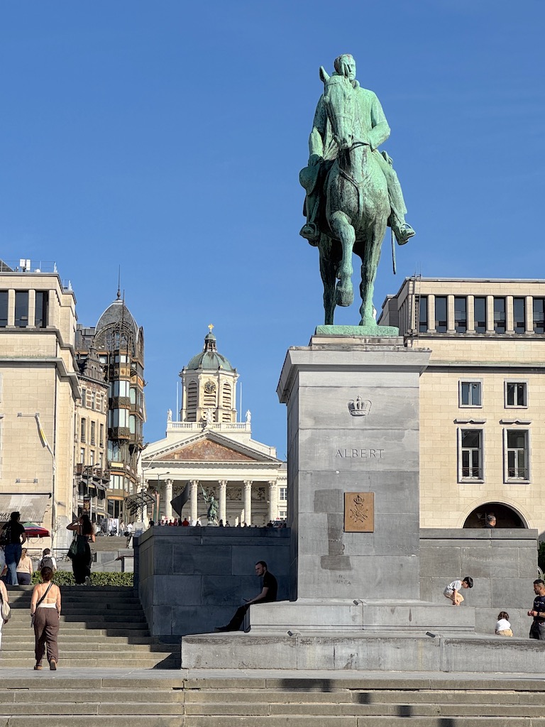 Mont des Arts (Sanat Tepesi) Bahçeleri'nin aşağısındaki Kral I. Albert'in atlı heykeli