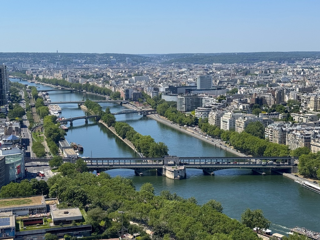 Eyfel Kulesi'nin 2. katından Paris manzarası