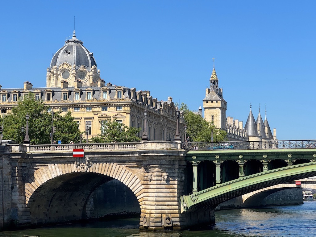 Seine Nehri Turları sırasında geçilen köprülerden biri Pont au Change (Değişim Köprüsü), arkasında soldaki bina Tribunal de Commerce (Ticaret Mahkemesi), sağdaki bina tarihi saray ve hapishane olan Conciergerie