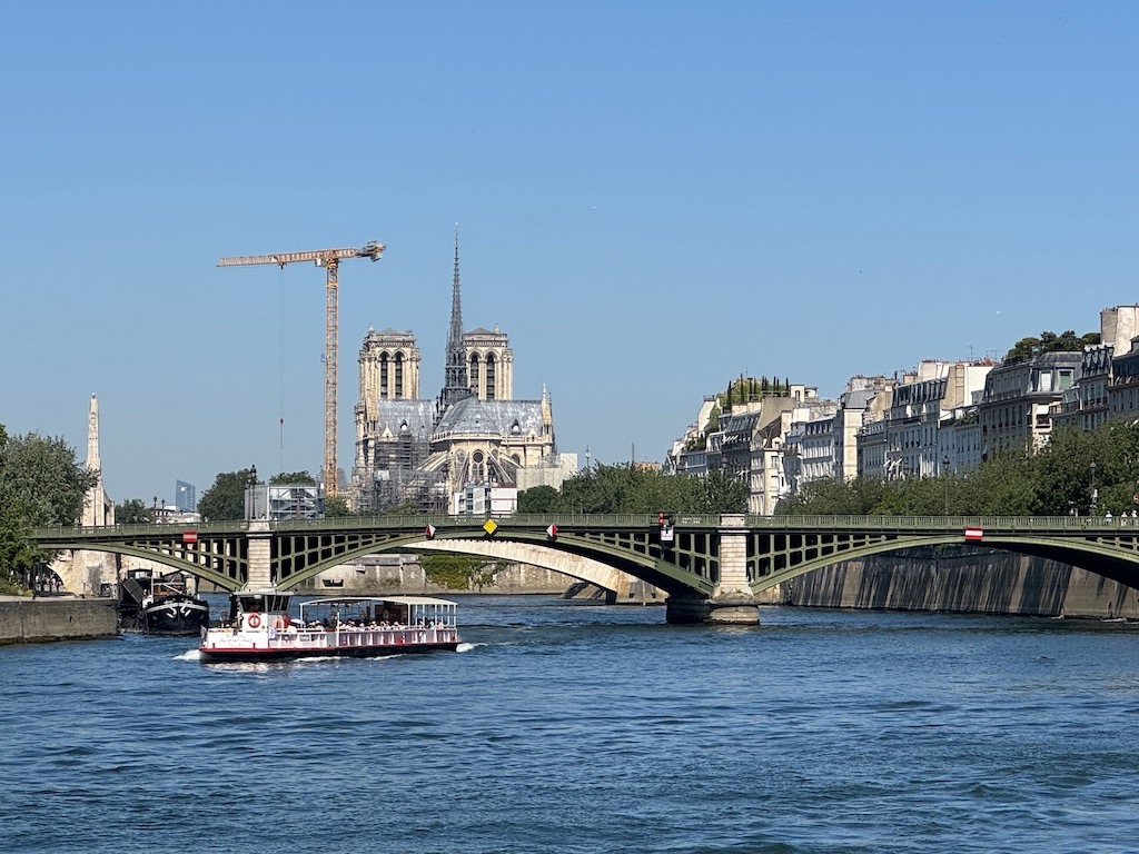 Seine Nehri Turları sırasında geçilen köprülerden biri Pont de Sully, arkasında Notre-Dame Katedrali (Arka Cephe)