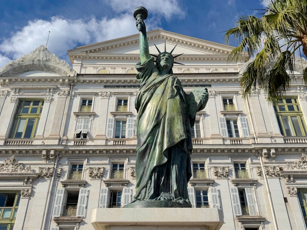 Promenade des Anglais üzerinde New York'taki Özgürlük Heykeli'nin küçük bir replikası var 