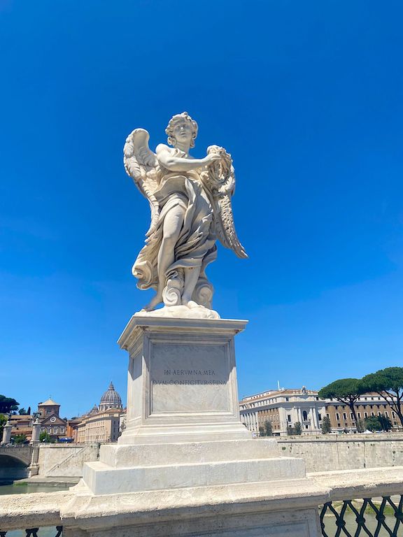Sant Angelo Köprüsü üzerinde Bernini ve öğrencilerinin yaptığı, İsa'nın çilesini canlandıran melek heykelleri var. Bu heykelde meleğin elinde İsa’nın kefeni görülüyor.