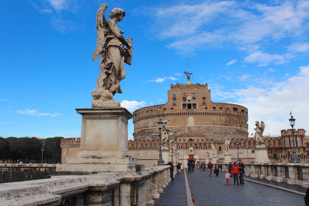Sant Angelo Köprüsü ve Sant Angelo Kalesi