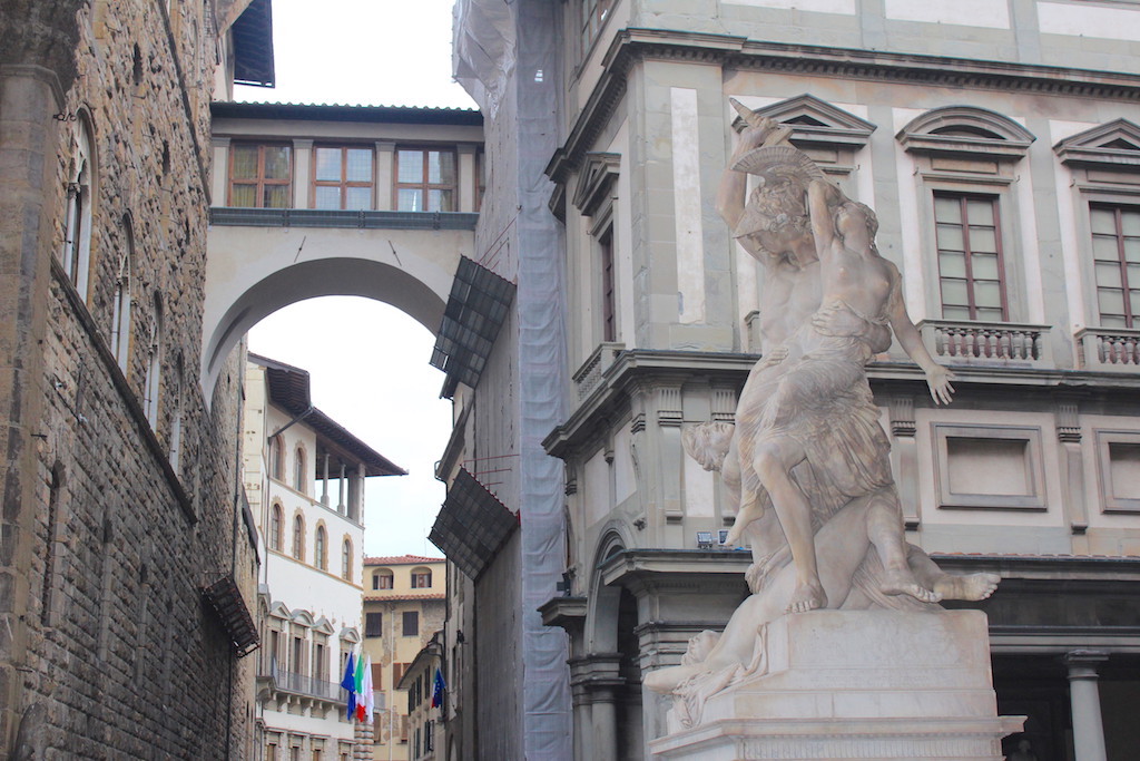 Floransa - Gallerie degli Uffizi - Pio Fedi'nin Polyksena'ya Tecavüz adındaki eseri, genç Polyksena'nın kaçırılmasını canlandıran dört figürlü bir mermer grup