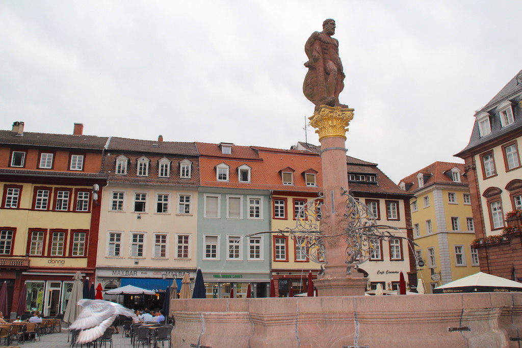Marktplatz ve Herkül Çeşmesi