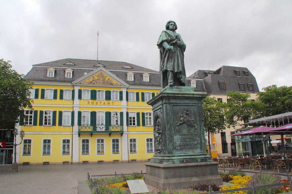 Münsterplatz'daki Ludwig van Beethoven'ın bronz heykeli, bestecinin doğumunun 75. yıldönümü şerefine 12 Ağustos 1845'te açılmış