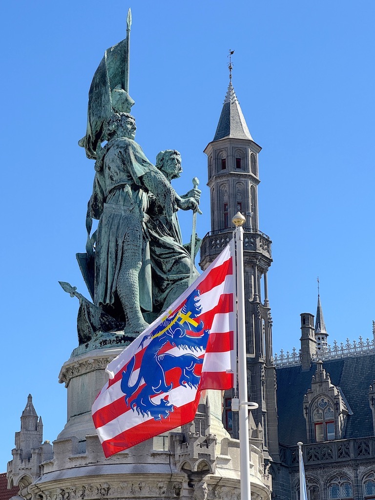 Grote Markt'ta Jan Breydel ve Pieter de Coninck Anıtı