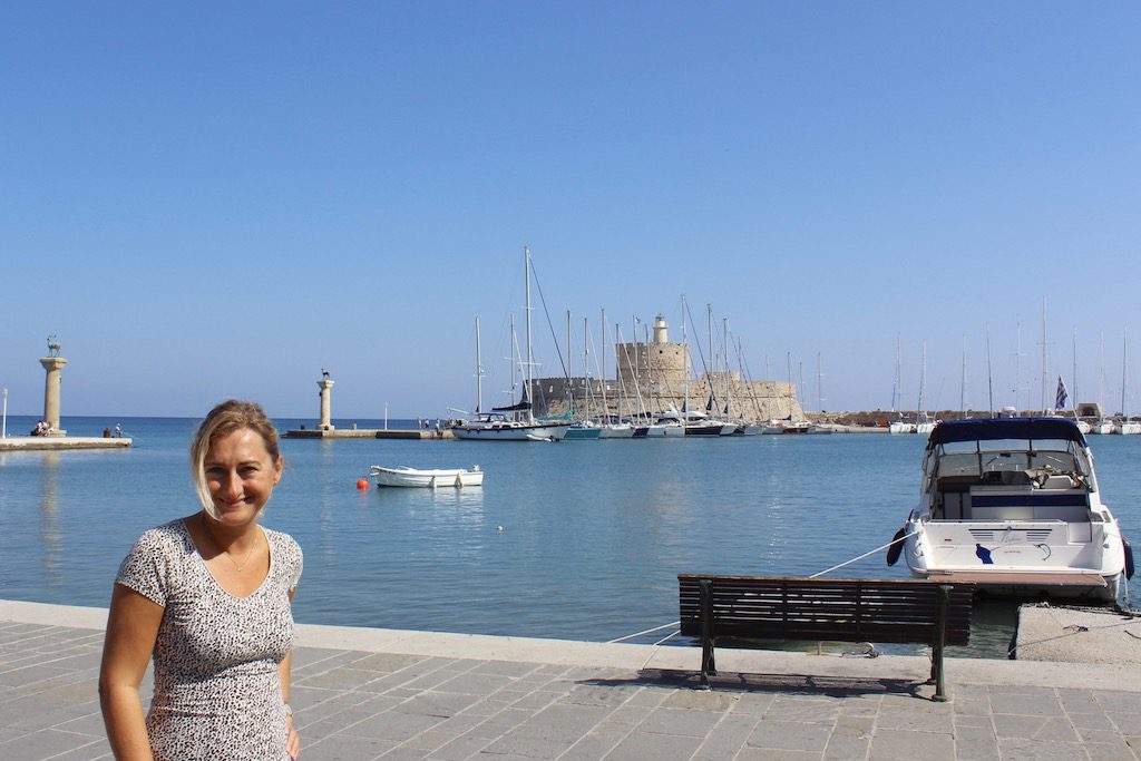 Günümüzde Rodos Heykeli'nin (Kolossos) yerinde, bu heykeli simgeleyen Elefos ve Elefina isimli 2 geyik heykeli var
