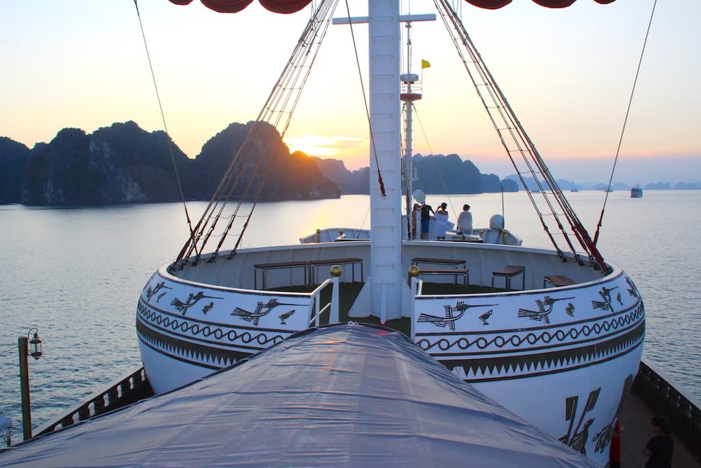 Indochina Junk - Dragon Legend ile gün batımında Halong Körfezi