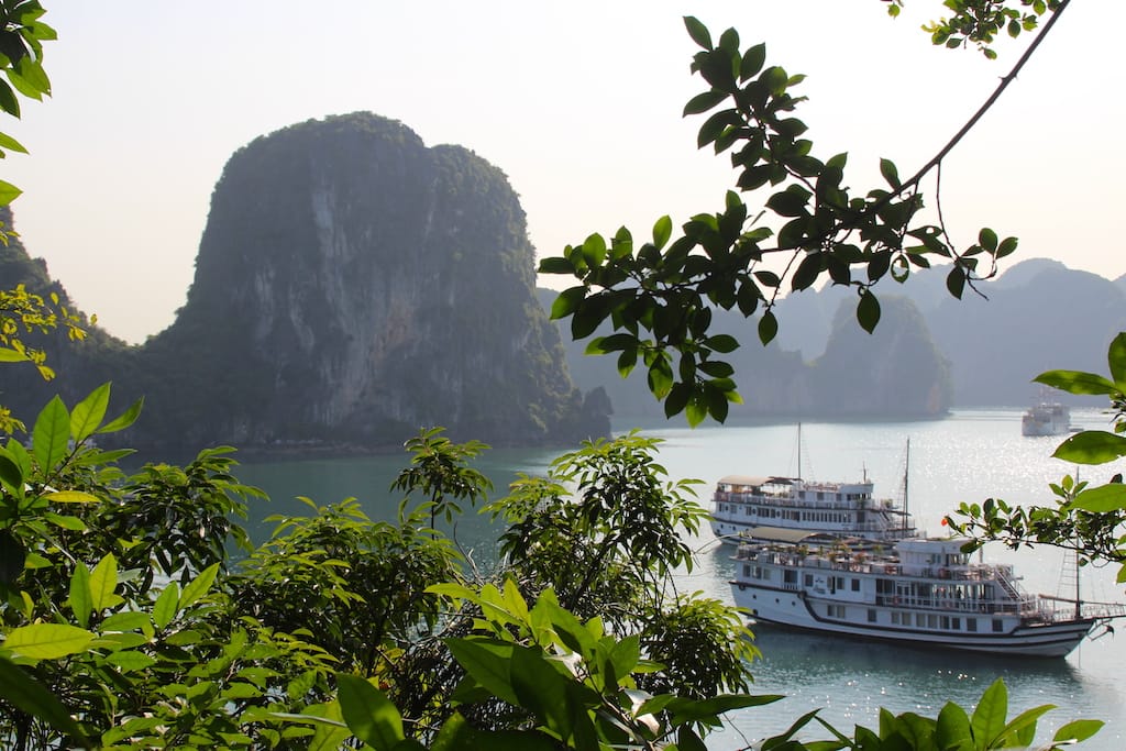 Thien Canh Son Mağarası'nın çıkışında Halong Bay manzarası
