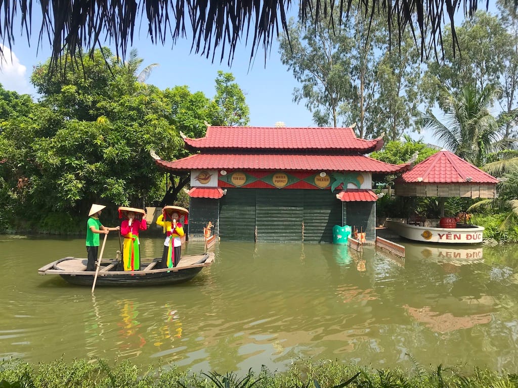 Yen Duc Köyü’nde su kukla gösterisi