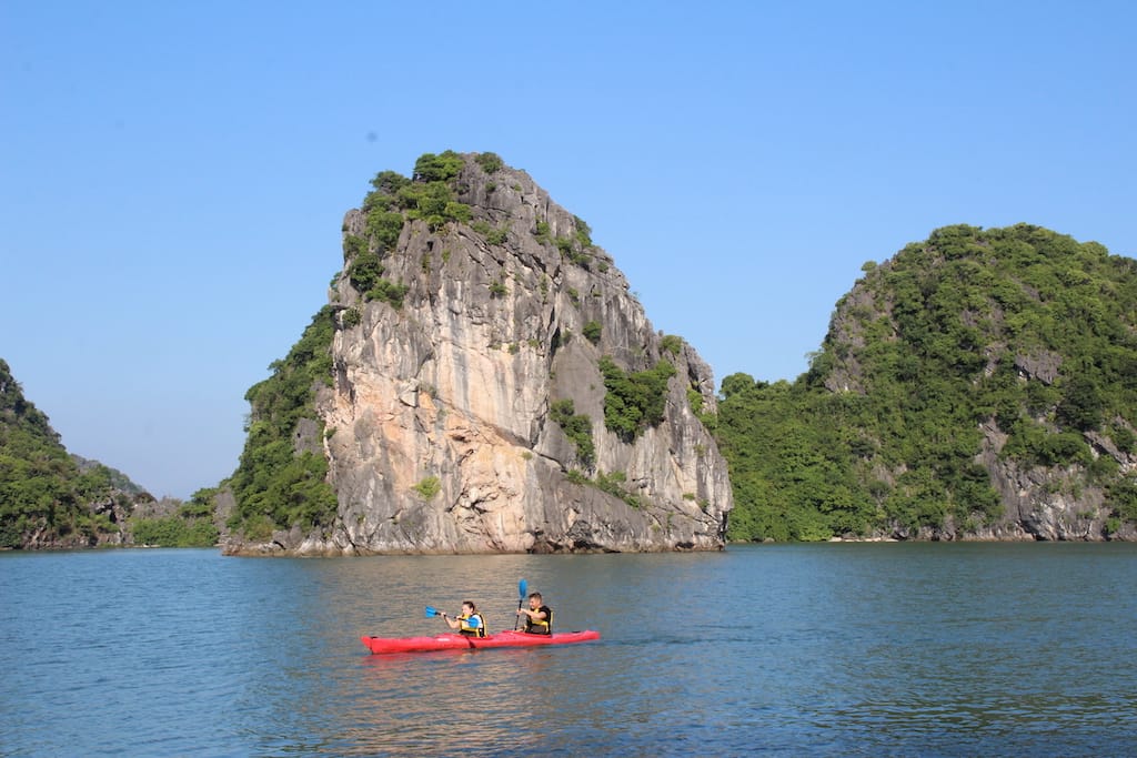 Halong Körfezi'nde kano