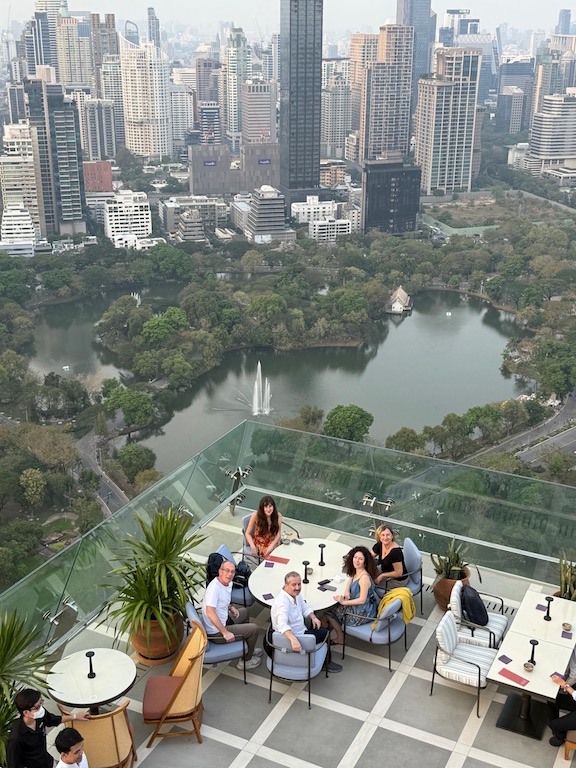Dusit Thani otelin terasındaki Spire Bar‘dan da Lumphini Park manzarası izleyebilirsiniz