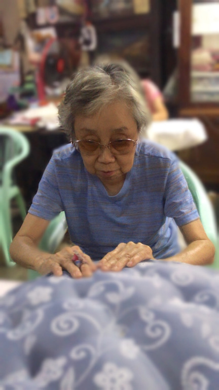 Bangkok'ta ne yapılır? - Talat Noi'de el işçiliği yastıklar yapan teyzeler var