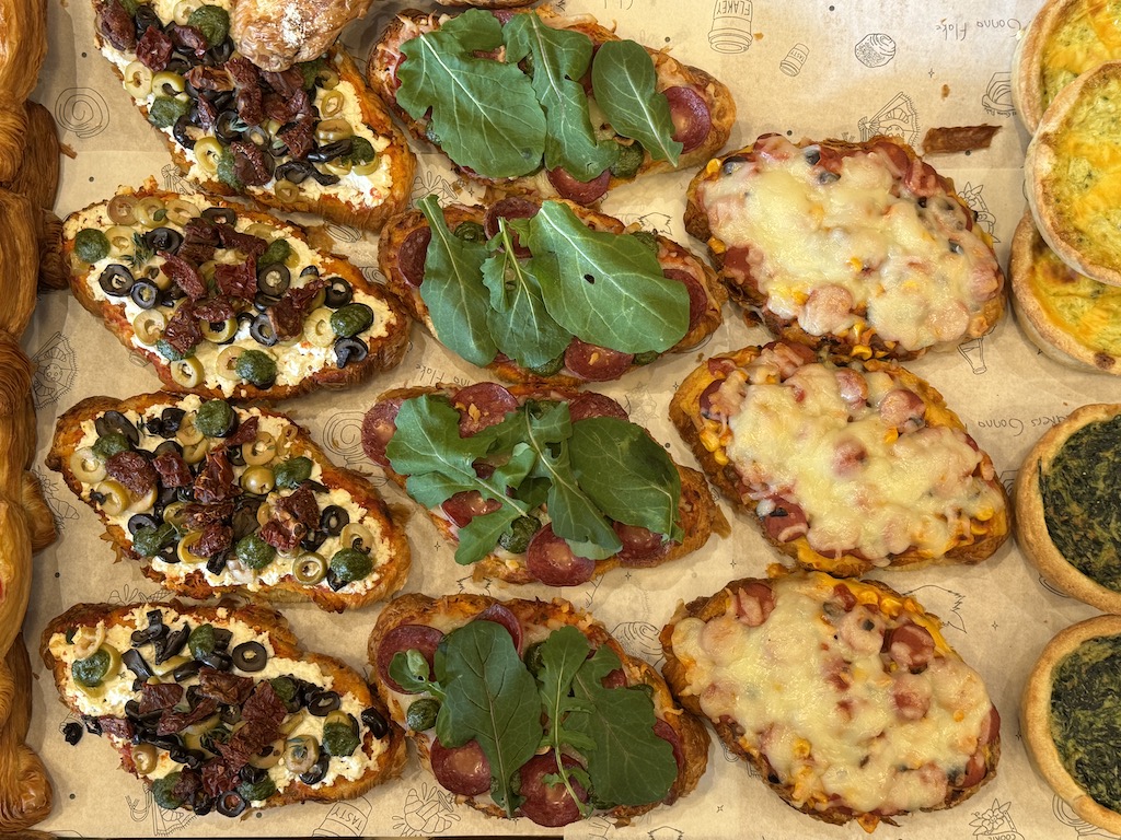 Brekkie Croissant & Cookie