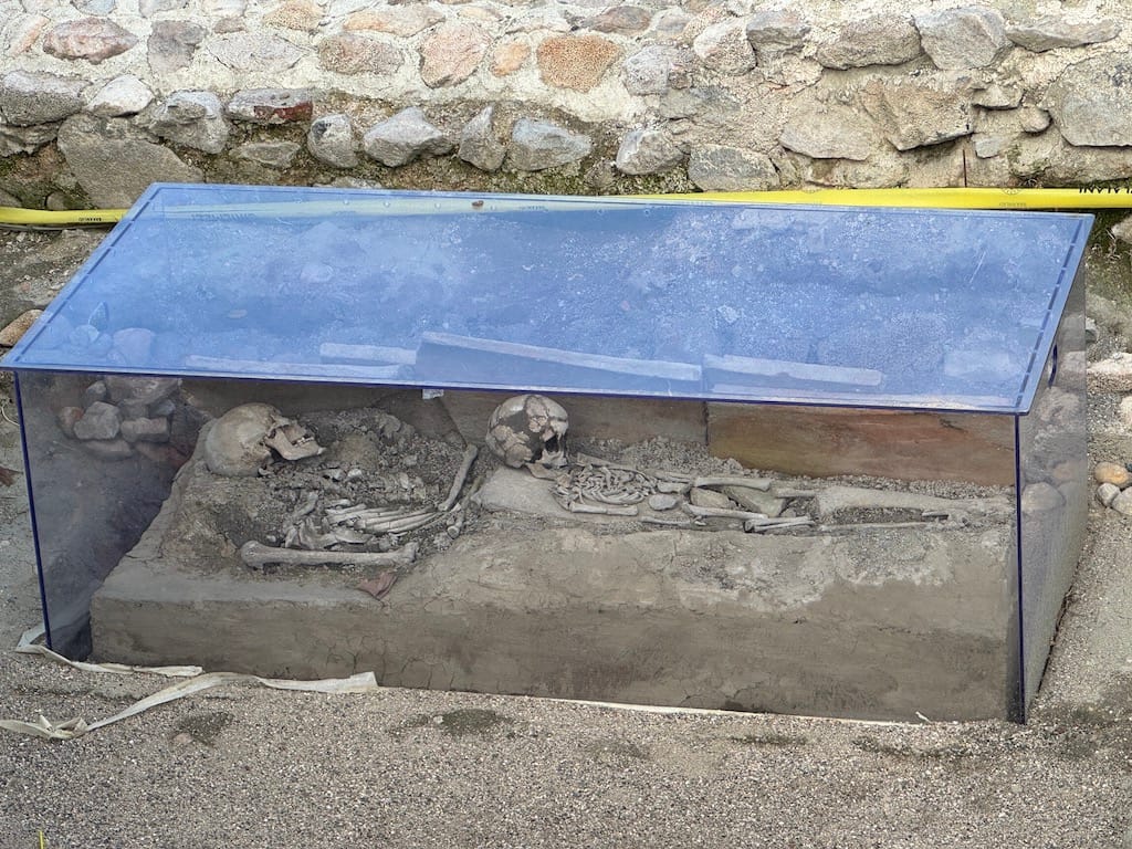 Kutsal Pederler Kilisesi’nin çevresinde ortaya çıkan mezarlarda çok sayıda iskelet bulundu. Bu iskeletlerin erken dönem Hristiyan cemaatine veya muhtemelen şehit/azizlere ait olabileceği sanılıyor.