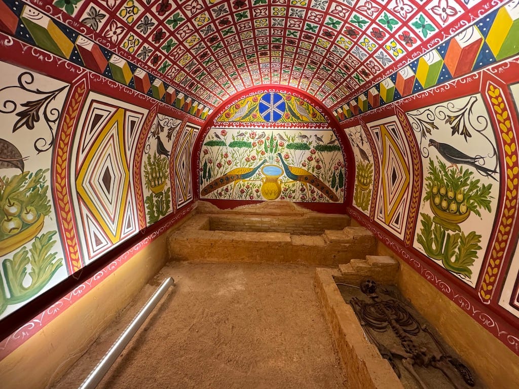 İznik Müzesi - Restoratör mimar Yalçın Öztürk tarafından yapılan hypoje (yeraltı mezarı) canlandırmasının aslı İznik’in Elbeyli Köyü’nde bulundu. 4.-5. yüzyıla tarihleniyor. Duvarları ve tonozu Erken Hristiyanlık Dönemi freskleriyle (yaş sıva üzerine yapılan boya) süslü hipoje, tuğla ve moloz taştan inşa edilmiş. Hipojenin doğu duvarında, çift kulplu bir kantharostan (özel kap formu) su içen iki tavuskuşu tasvir edilmiş. Bu kompozisyon (refrigerium), yeniden hayat bulmayı simgeliyor.