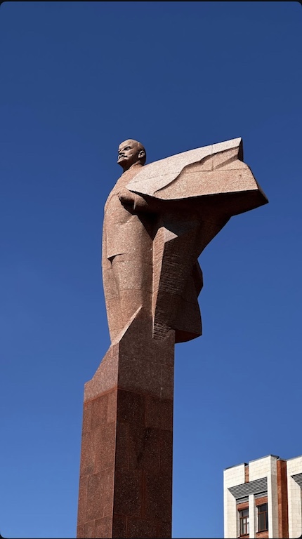 Pridnestrovian Moldova Cumhuriyeti Yüksek Konseyi (Transdinyester Parlamentosu) binasının önünde Lenin heykeli