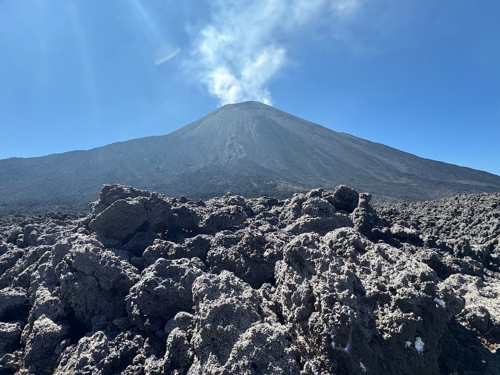 Dumanı tüten Pacaya Volkanı - Yol manzaraları
